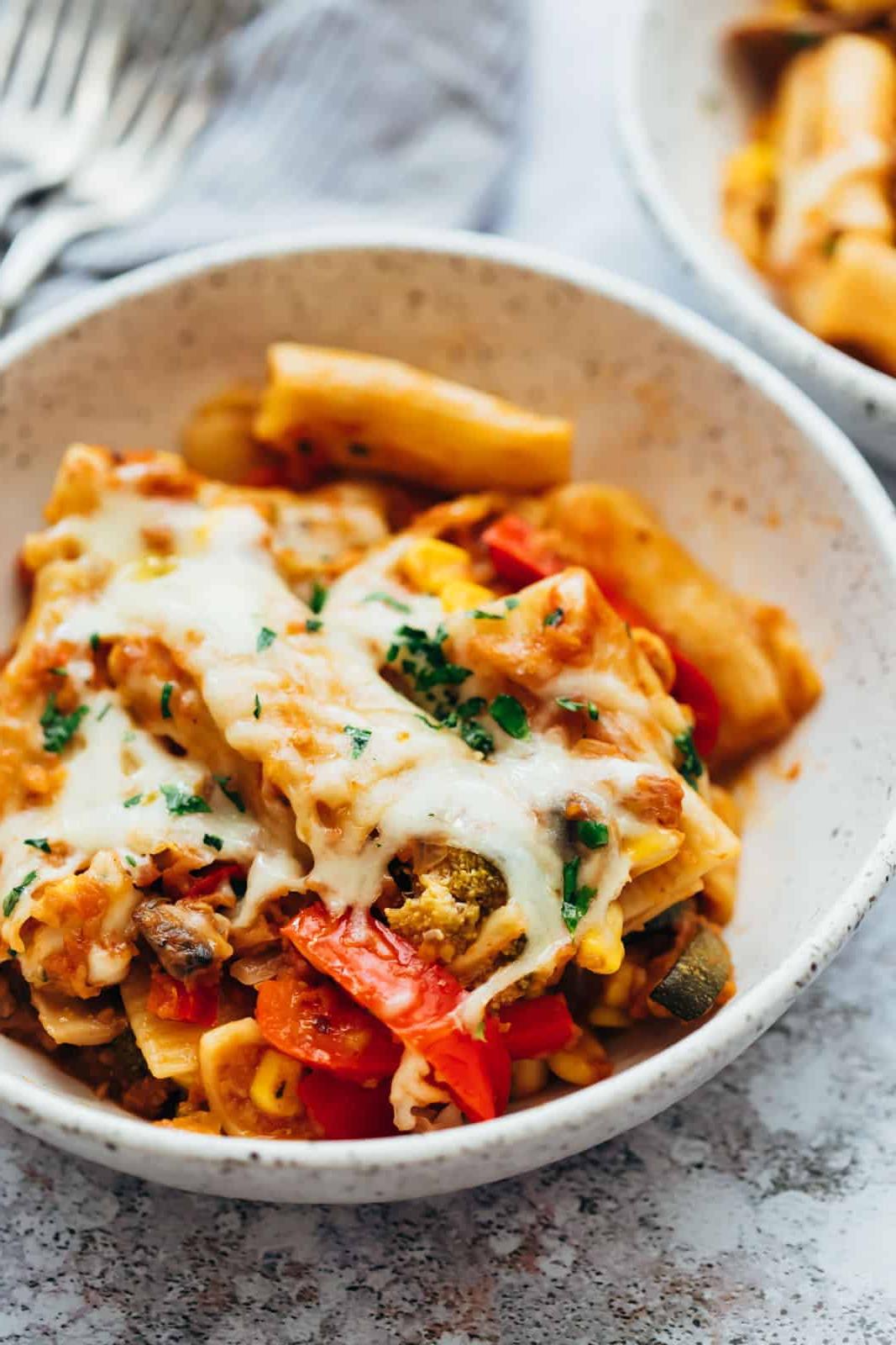 Pasta con Verdure Tutto in una Pentola – Pronto in 20 Minuti! 4 Primo piano della pasta vegetariana in pentola unica in una ciotola