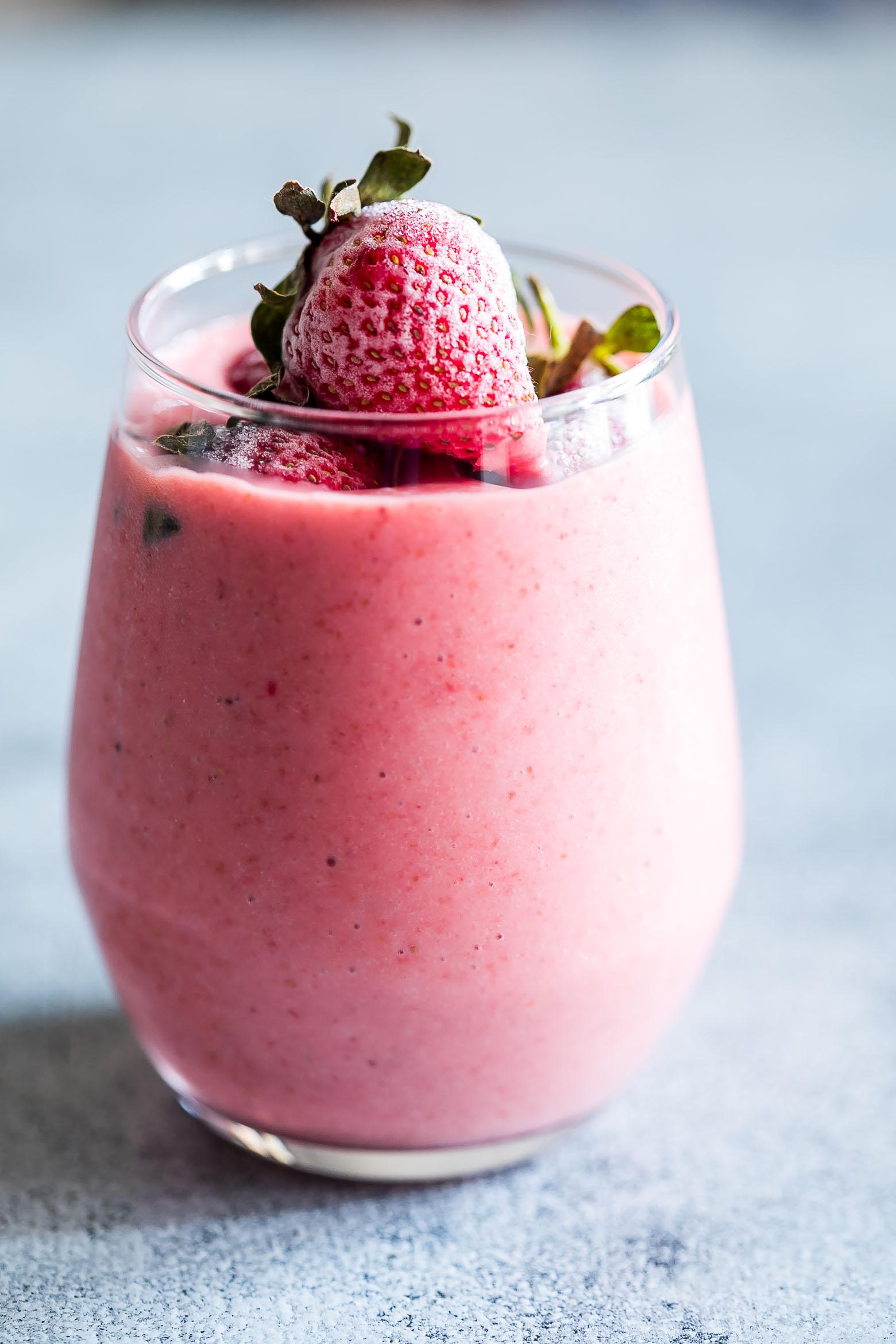 **Frullato di Fragole Congelate e Yogurt Greco (Colazione in 10 minuti)** 5 Frullato di fragole ghiacciate e yogurt greco: denso, cremoso e assolutamente delizioso! Questo frullato di fragole con yogurt è la colazione perfetta ricca di proteine e nutrienti, pronta in 10 minuti per le giornate intense.