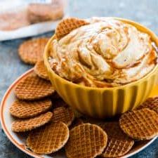 Crema di Cheesecake alla Zucca e Caramello 5 Il dip di cheesecake servito con cracker.