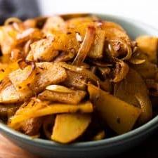 Patate e Cipolle Saltate Veloci 5 Aloo pyaz sabzi veloce servita in una ciotola