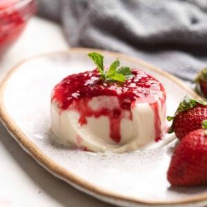 Come fare la Panna Cotta – Vaniglia Classica! 5 Panna cotta su un piatto con un morso