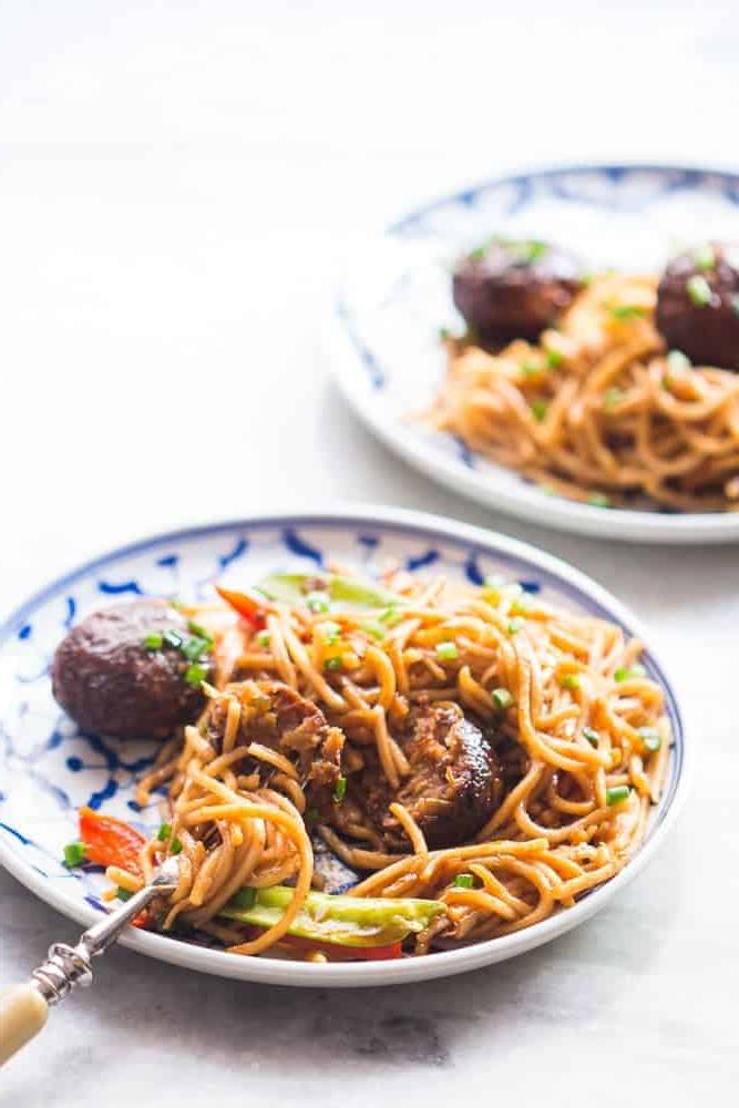 Piatto Unico Noodles e Manchurian, Pronto per Essere Gustato wok di noodles vegetariani e manchurian saltati in padella unica servito in un piatto