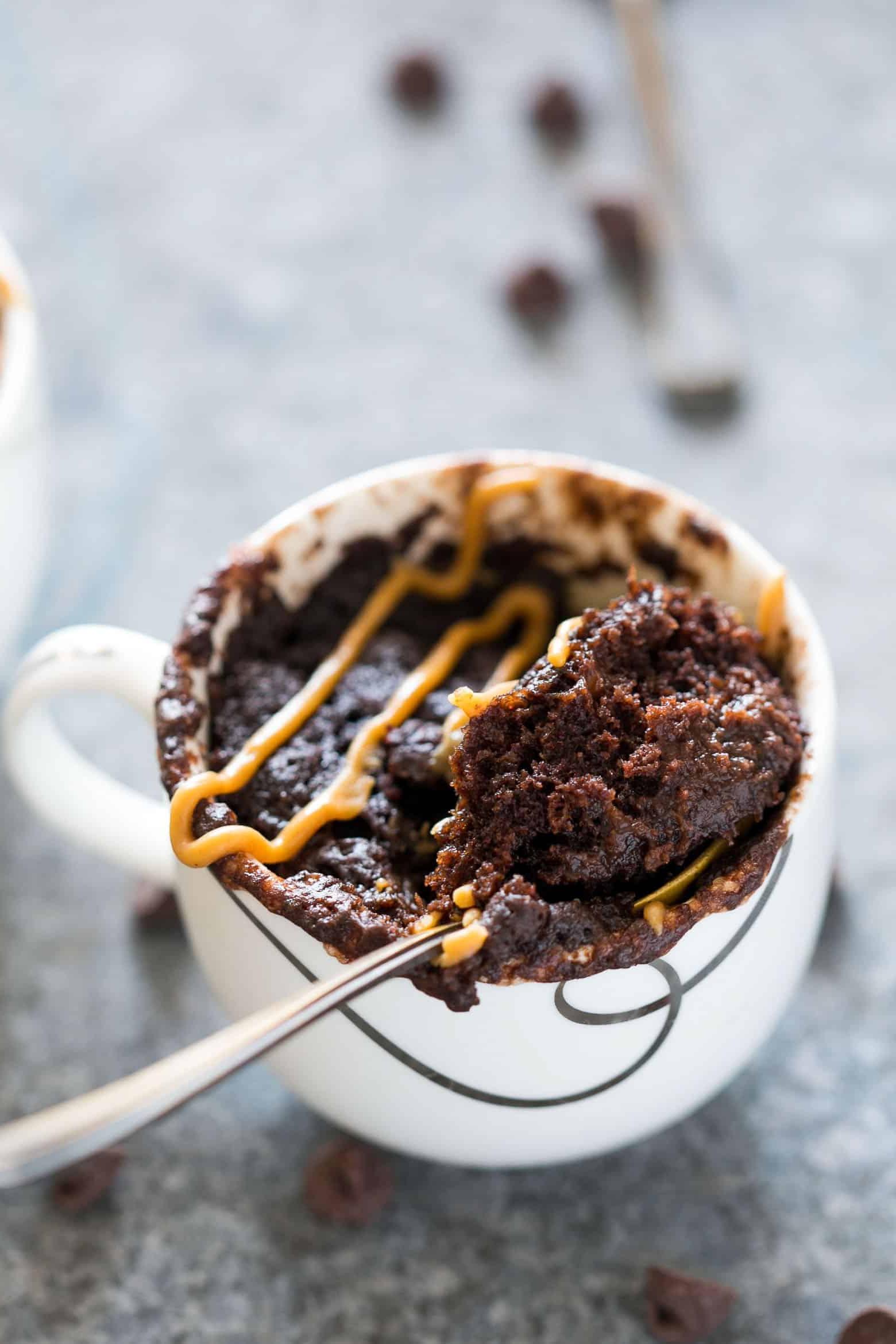 Torta in tazza monoporzione senza uova con banana, cioccolato e burro di arachidi, la ricetta migliore, morbida e umida, pronta in meno di 5 minuti e solo con il microonde!