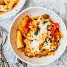 Pasta con Verdure Tutto in una Pentola – Pronto in 20 Minuti! 5 Pasta vegetariana in pentola unica in una ciotola