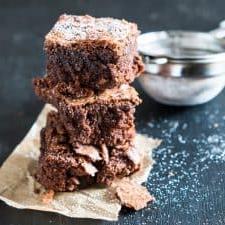 Brownies di Farina di Ceci (Facili, Senza Glutine, Scioglievoli) 5 I brownies impilati uno sull'altro.