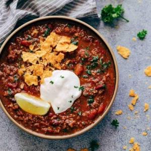 Chili Chipotle Instant Pot (Ricetta per Pentola a Pressione) 5 Instant Pot Chipotle Chili è il modo più semplice e veloce per fare il chili a casa. È piccante, fatto in casa, un comfort food che scalda e rende la cena in famiglia un'ottima soluzione in pentola unica. Gli avanzi sono ancora più buoni il giorno dopo!