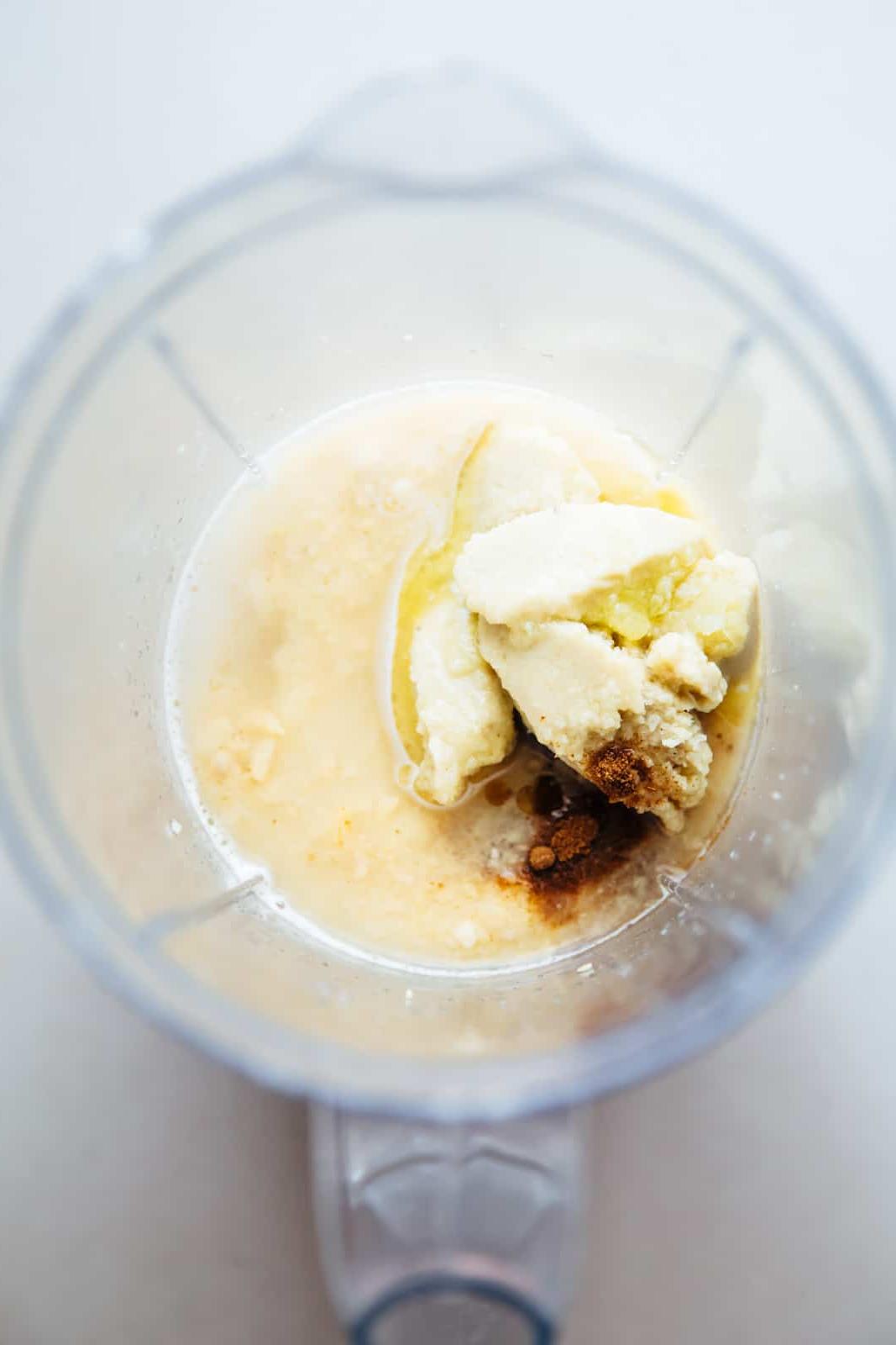 Come preparare l'Hummus a casa leggero e soffice 5 Aggiungere tahini, paprika, cumino e acqua al frullatore