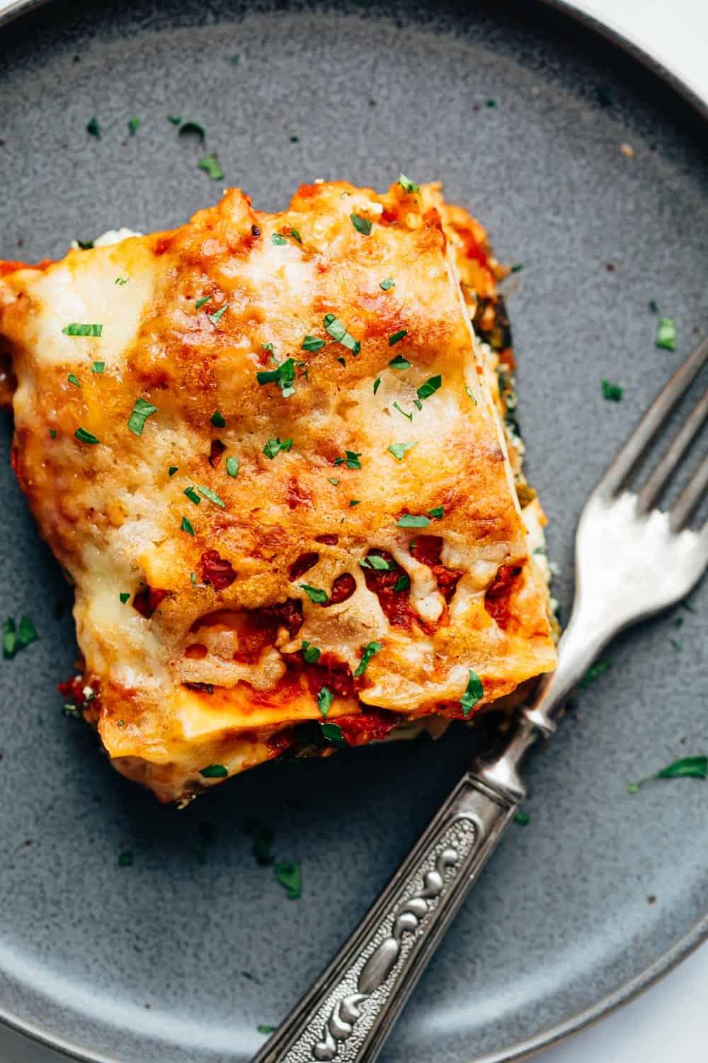 Lasagna Vegetariana Semplice con Istruzioni Passo Passo 5 Fetta di lasagna vegetariana su un piatto