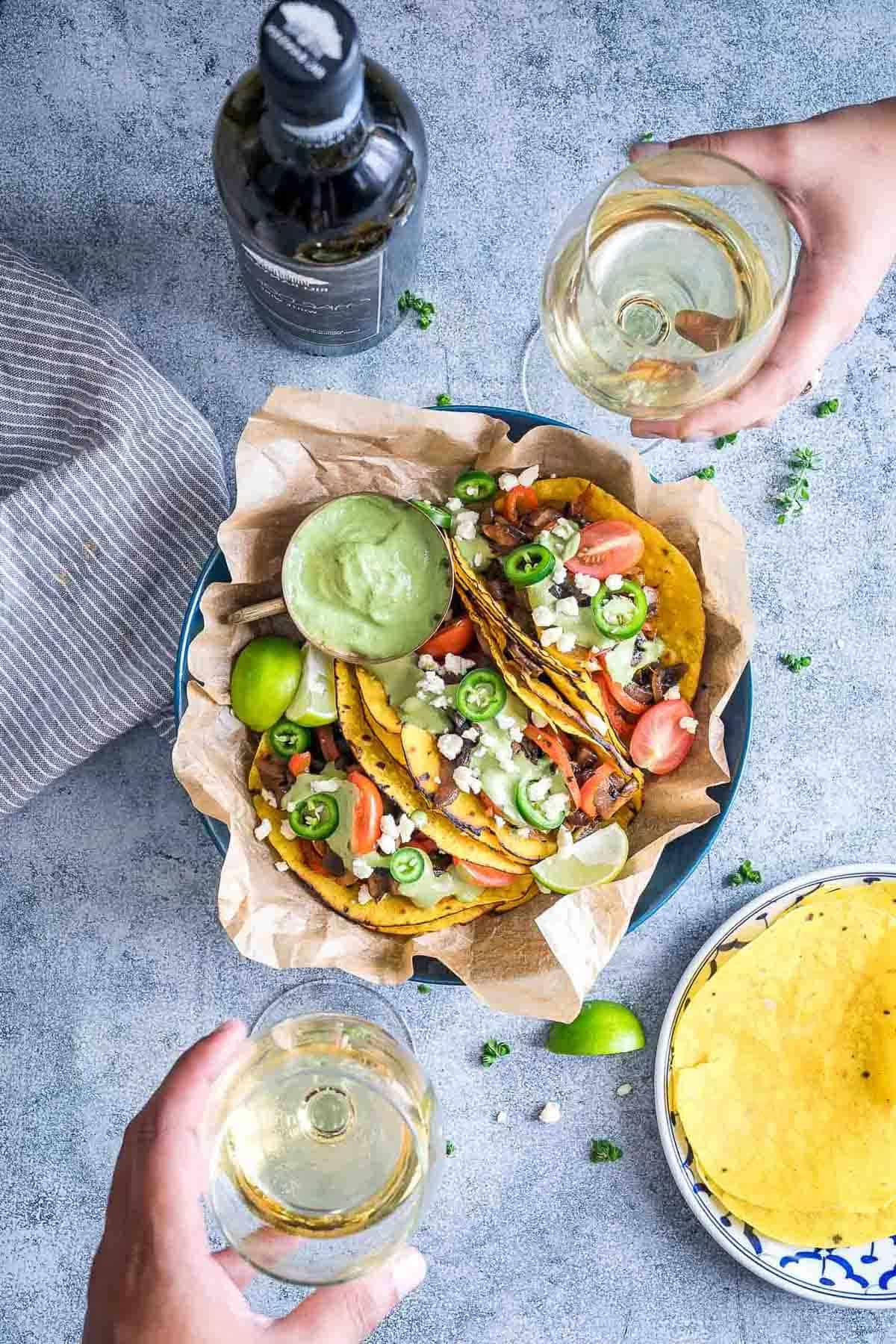 Tacos Fajita di Funghi Portobello Vegetariani 5 Tacos Fajita Vegetariani con Funghi Portobello serviti con salsa di avocado e coriandolo a lato e gustati con vino bianco Chardonnay Big Banyan.