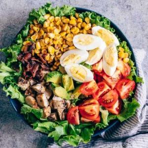 Insalata Cobb al Pollo con Salsa all'Avocado e Formaggio Blu 2 Come promesso, ecco una favolosa insalata Cobb di pollo che ha tutti gli ingredienti giusti, incluso pollo alla griglia e tanto bacon! Servitela con una cremosa salsa al formaggio blu e avocado fatta con yogurt greco e avrete la cena pronta. Questa non è solo un'insalata, è un pasto!