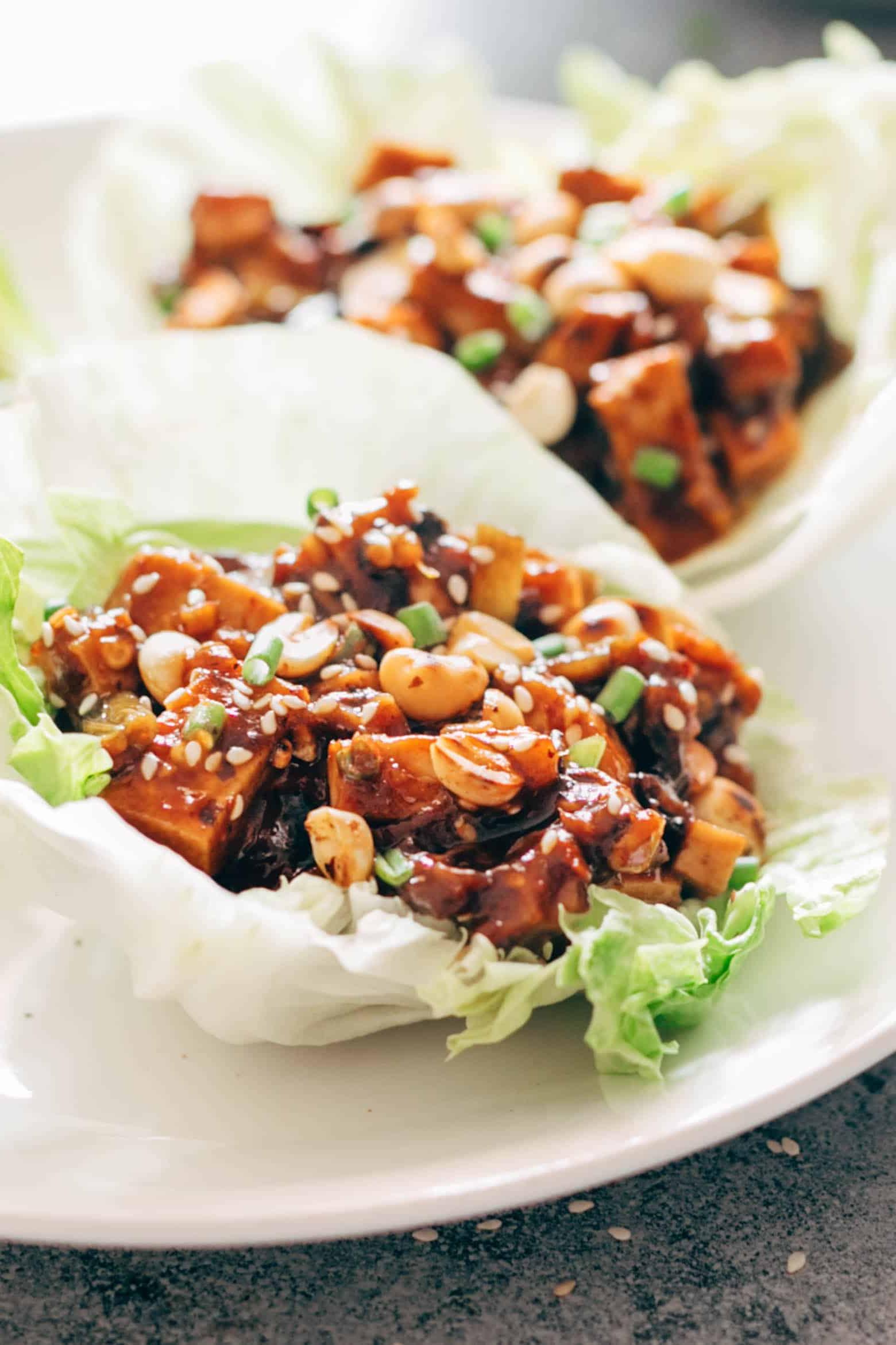 **Involtini di Lattuga con Mapo Tofu Vegetariano (Vegano, Senza Glutine)** 5 Queste coppette di lattuga al Mapo Tofu vegetariano fungono sia da antipasto che da cena e utilizzano funghi shiitake al posto del maiale per lo stesso ottimo sapore! Anche vegano e senza glutine.
