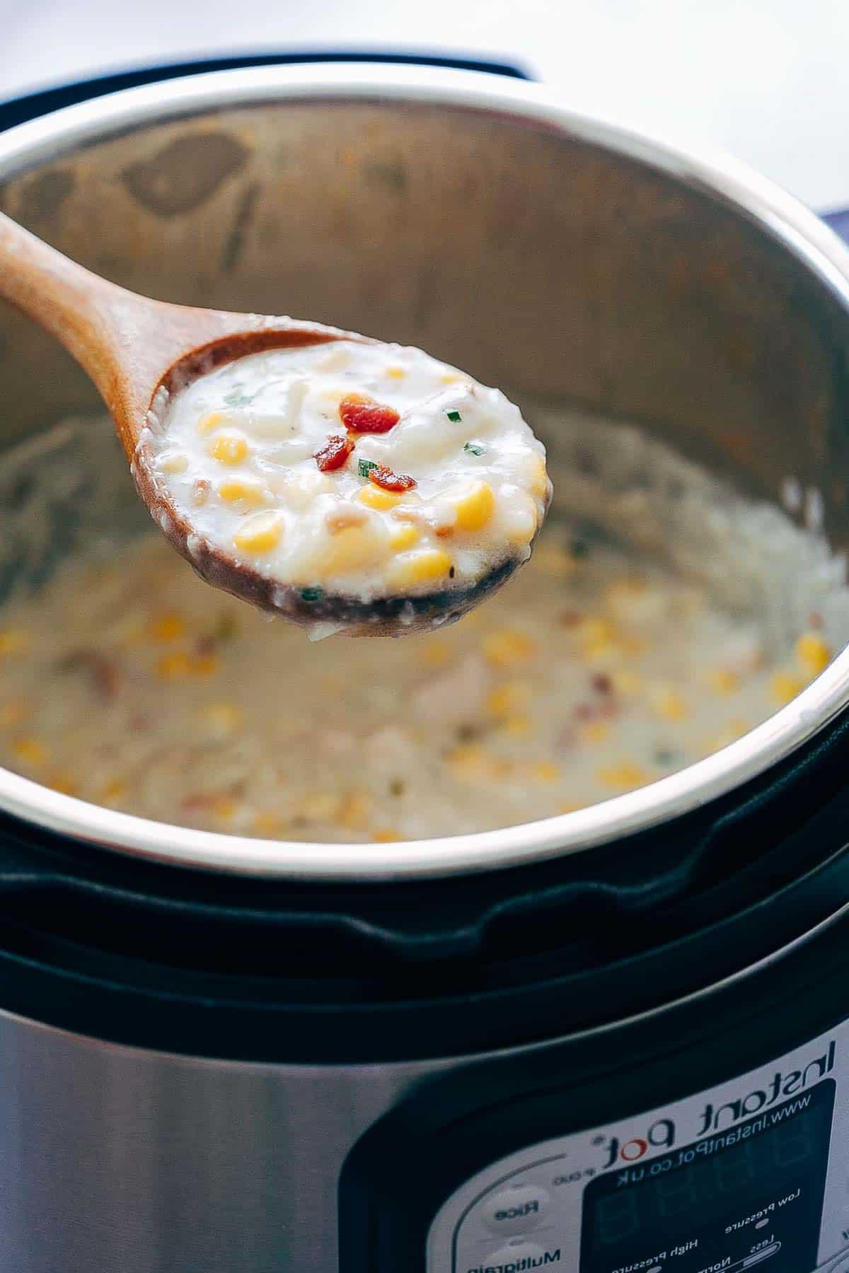 Zuppa Densa di Pollo, Patate e Mais con Pancetta (Ricetta per Pentola a Pressione) 6 Zuppa di Mais, Pollo e Patate Chowder con Pancetta servita.