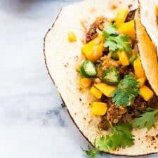 Tacos di Pesce Salutari in Crosta d'Avena + Salsa al Mango 2 I tacos di pesce ripieni di salsa di mango.
