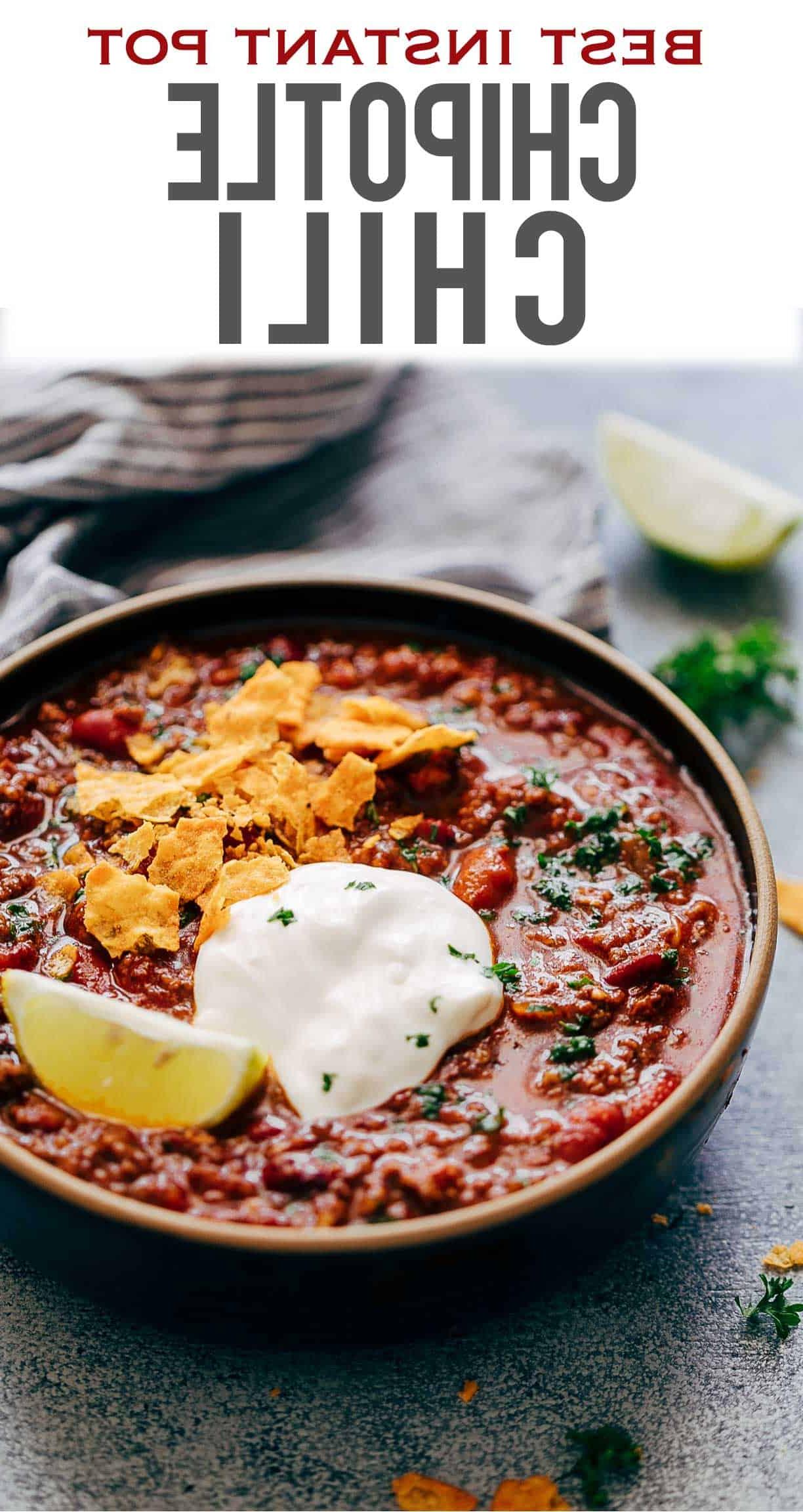 Chili Chipotle Instant Pot (Ricetta per Pentola a Pressione) 6 Il Chili con Chipotle in Instant Pot (ricetta per pentola a pressione) è il modo più facile e veloce per fare il chili fatto in casa. Piccante, denso, fatto con carne macinata, peperoni chipotle e fagioli secchi, questo chili non sembra una zuppa ed è il pasto perfetto in una sola pentola per la vostra cena in famiglia. Comfort food al suo meglio!