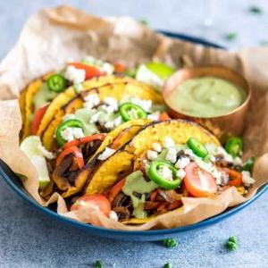 Tacos Fajita di Funghi Portobello Vegetariani 6 Tacos Fajita Vegetariani con Funghi Portobello serviti con salsa di avocado e coriandolo a lato.