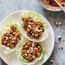**Involtini di Lattuga con Mapo Tofu Vegetariano (Vegano, Senza Glutine)** 6 Stir-fry di Mapo tofu servito in foglie di lattuga croccante.