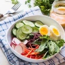 **Ciotola di Insalata di Riso Venere con Condimento Piccante alle Arachidi** 6 La ciotola di insalata di riso nero con salsa piccante alle arachidi servita in una ciotola bianca.