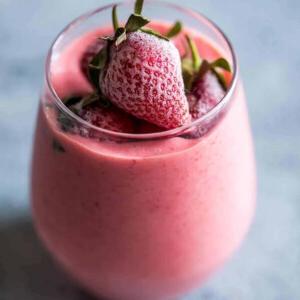 **Frullato di Fragole Congelate e Yogurt Greco (Colazione in 10 minuti)** 6 Frullato di yogurt greco e fragole frullato fino a renderlo cremoso e servito in un bicchiere.