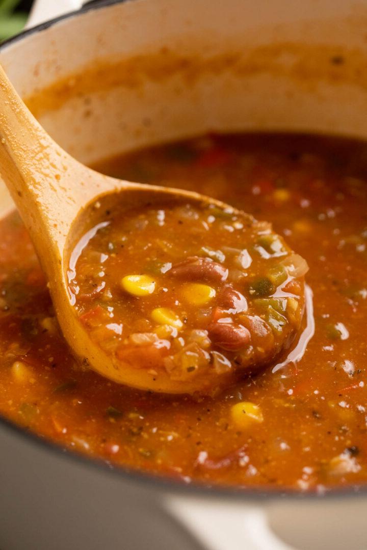 Zuppa Messicana Vegetariana con Fagioli 6 Immagine di un mestolo di zuppa messicana che viene estratto dalla pentola