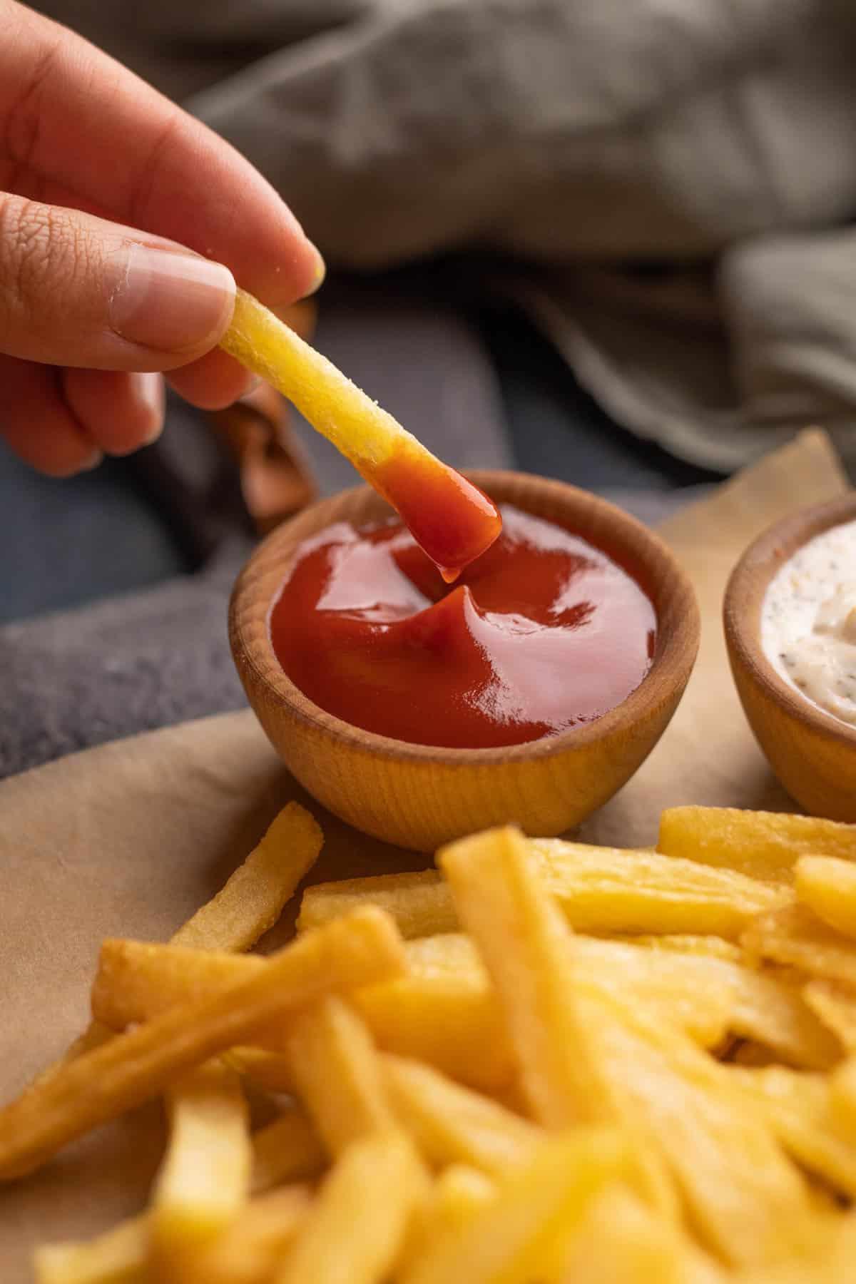 Patatine Fritte Perfette 6 Primo piano di una patatina fritta intinta nel ketchup