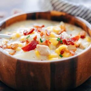 Zuppa Densa di Pollo, Patate e Mais con Pancetta (Ricetta per Pentola a Pressione) 7 Zuppa di Mais, Pollo e Patate Chowder con Pancetta servita in una ciotola di legno.