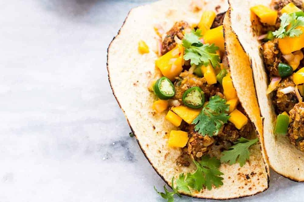 Tacos Fajita di Funghi Portobello Vegetariani 7 Questa ricetta per tacos di pesce super facili e sani con panatura di fiocchi d'avena richiede SOLO 15 minuti. Usa merluzzo, tilapia, dentice o qualsiasi altro pesce bianco e guarnisci con salsa di mango e coriandolo per un tocco extra!