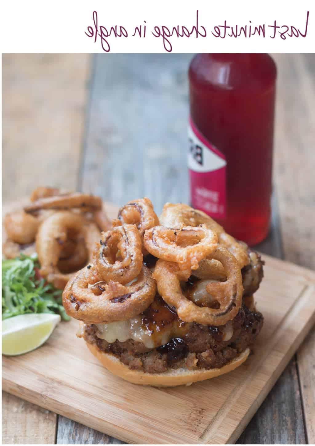 Messa a fuoco sui dettagli: evidenziare le texture e la succulenza del burger. Dettagli ravvicinati e messa a fuoco sulla consistenza del cibo