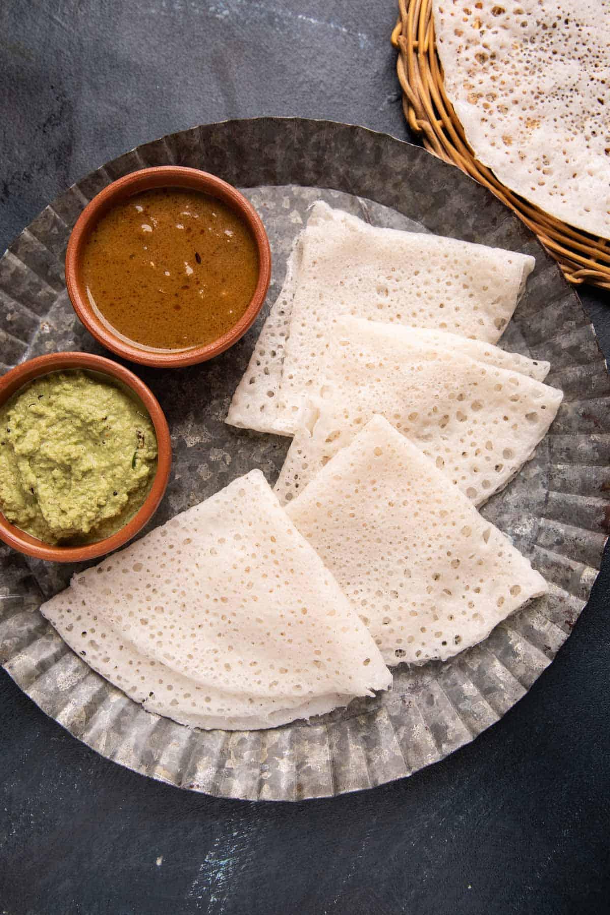 Neer Dosa | Crepes di Riso Merlettate 7 Neer Dosas served on a plate with chutney and curry