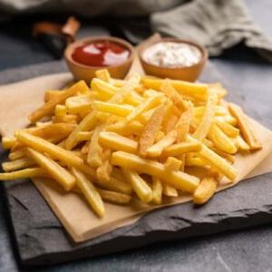 Patatine Fritte Perfette 7 Piatto di patatine fritte servite con maionese e ketchup