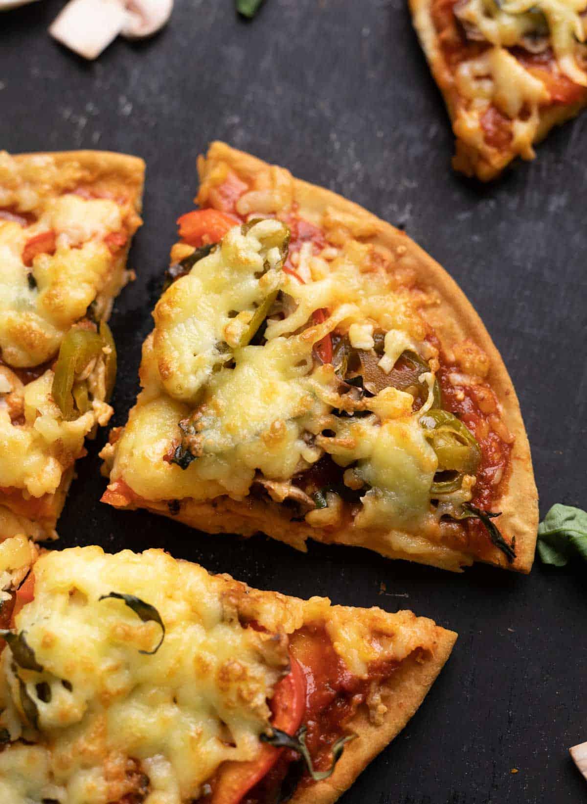 Pizza senza lievito in friggitrice ad aria 7 Primo piano della pizza cotta in friggitrice ad aria