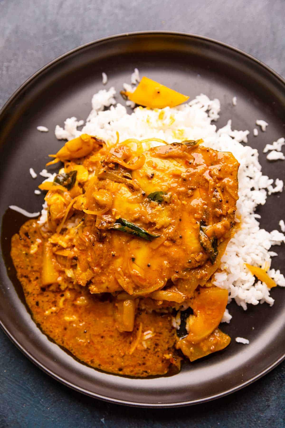 Curry di Pesce al Mango Verde (Curry di Pesce di Alleppey) 7 Un piatto di riso con sopra il curry di pesce al mango verde