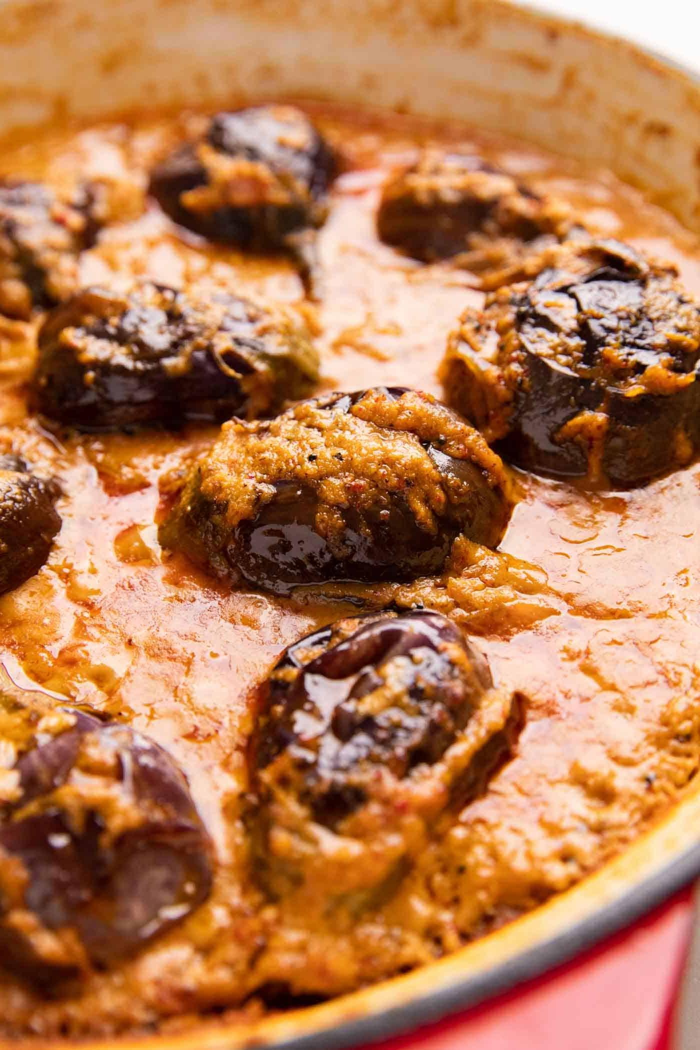 Melanzane ripiene al curry 8 Primo piano di melanzana nel curry