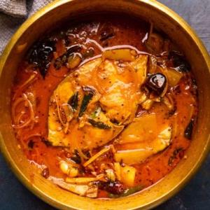 Curry di Pesce al Mango Verde (Curry di Pesce di Alleppey) 8 Curry di Pesce al Mango Verde servito in un vaso di ottone in cui è stato cucinato