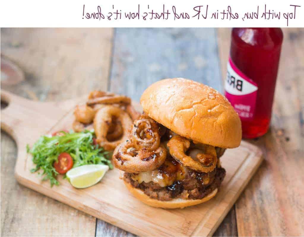Lo scatto finale: il risultato di un'attenta pianificazione e composizione, pronto per il blog. Risultato finale della fotografia di un succulento hamburger di agnello per un food blog