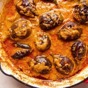 Melanzane ripiene al curry 9 Immagine di curry di melanzane ripiene in una padella smaltata rossa