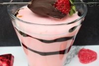 Sipable Dessert: Easy Chocolate Covered Strawberry Martini